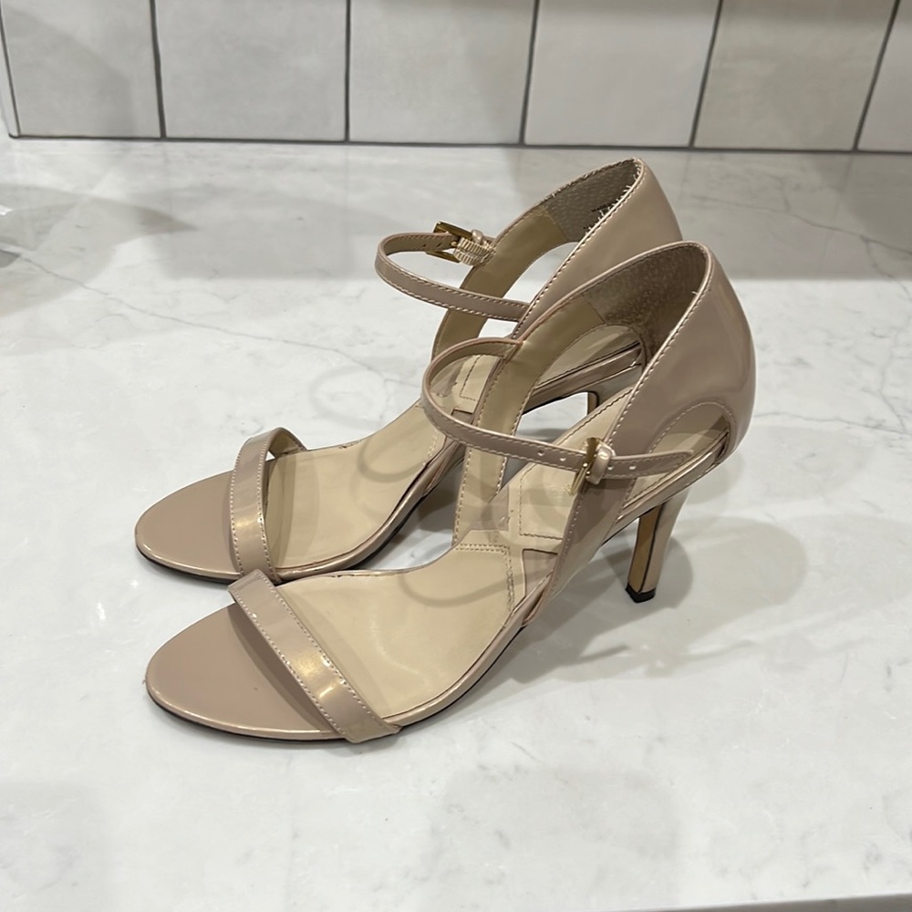 {Adrienne Vittadini}Sz 10M AV Garcia Champagne strappy heels